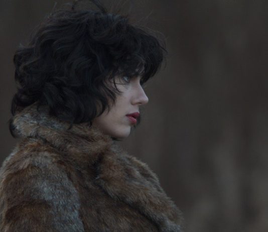 ‘Under the skin’ – Trailer 1 (VO)