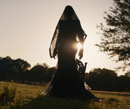 ‘The woman in the yard’ – Trailer 2 (VO)